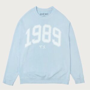 Official 1989 Taylor Swift sweatshirt. Worn 3x. No discoloration, stains, tears.